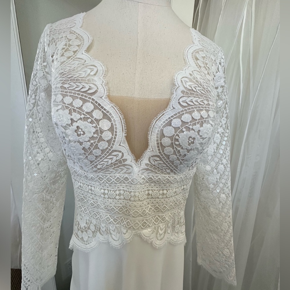 Elegant Lace ivory Dress bodice with ivory chiffon skirt.
Size 14. P739 - Picture 2 of 6